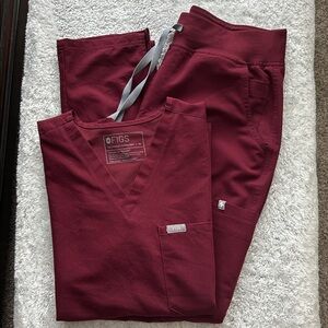 Figs Women’s Medium Catarina & HW Yolas scrub set in Burgundy